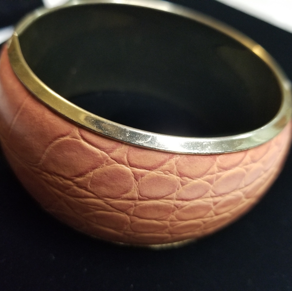 Parklane Peach & Gold bangle bracelet 7 to 8"